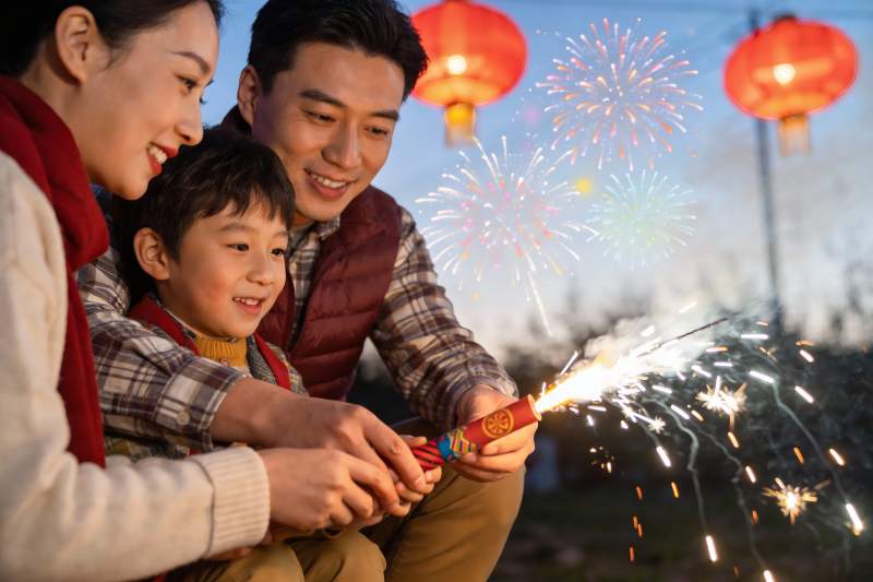 家庭燃放烟花庆祝节日图片