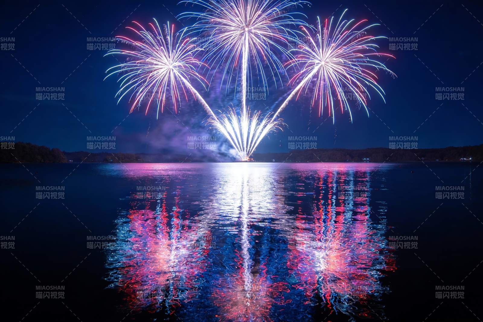夜空烟花绽放湖面倒影绚丽图片