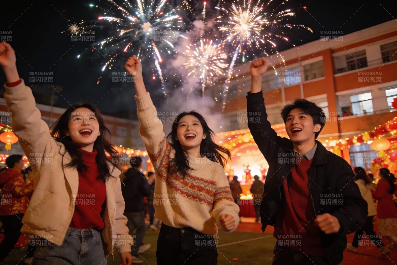 夜空中绽放烟花三人欢庆图片