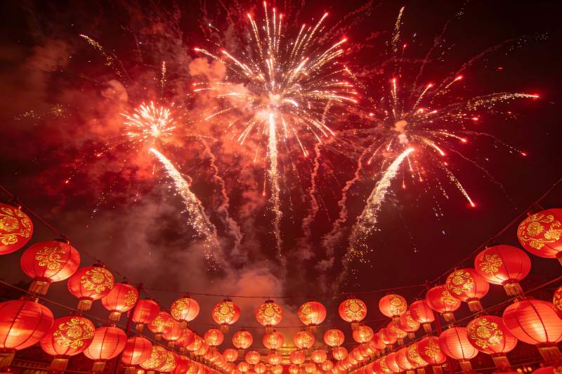 夜空烟花绽放红灯笼高挂图片