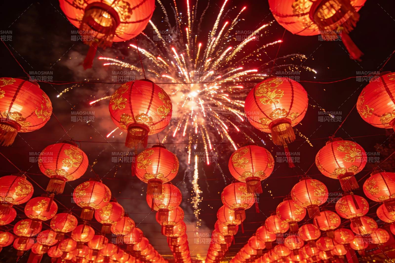 夜空烟花红灯笼喜庆场景图片