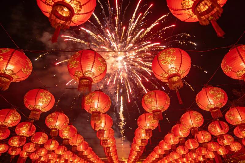 夜空烟花红灯笼喜庆场景图片