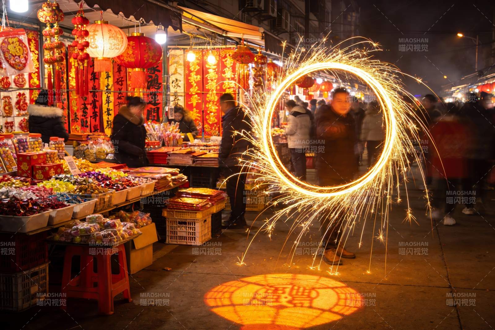 夜市烟花表演热闹非凡图片