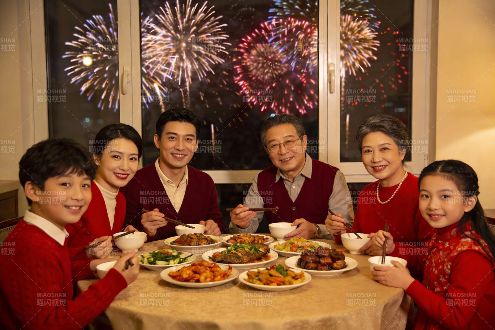 春节家庭聚餐烟花绽放图片