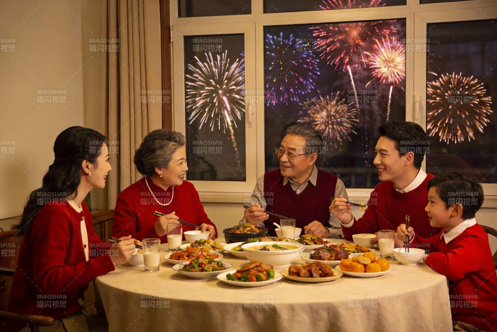家人聚餐赏烟花其乐融融图片