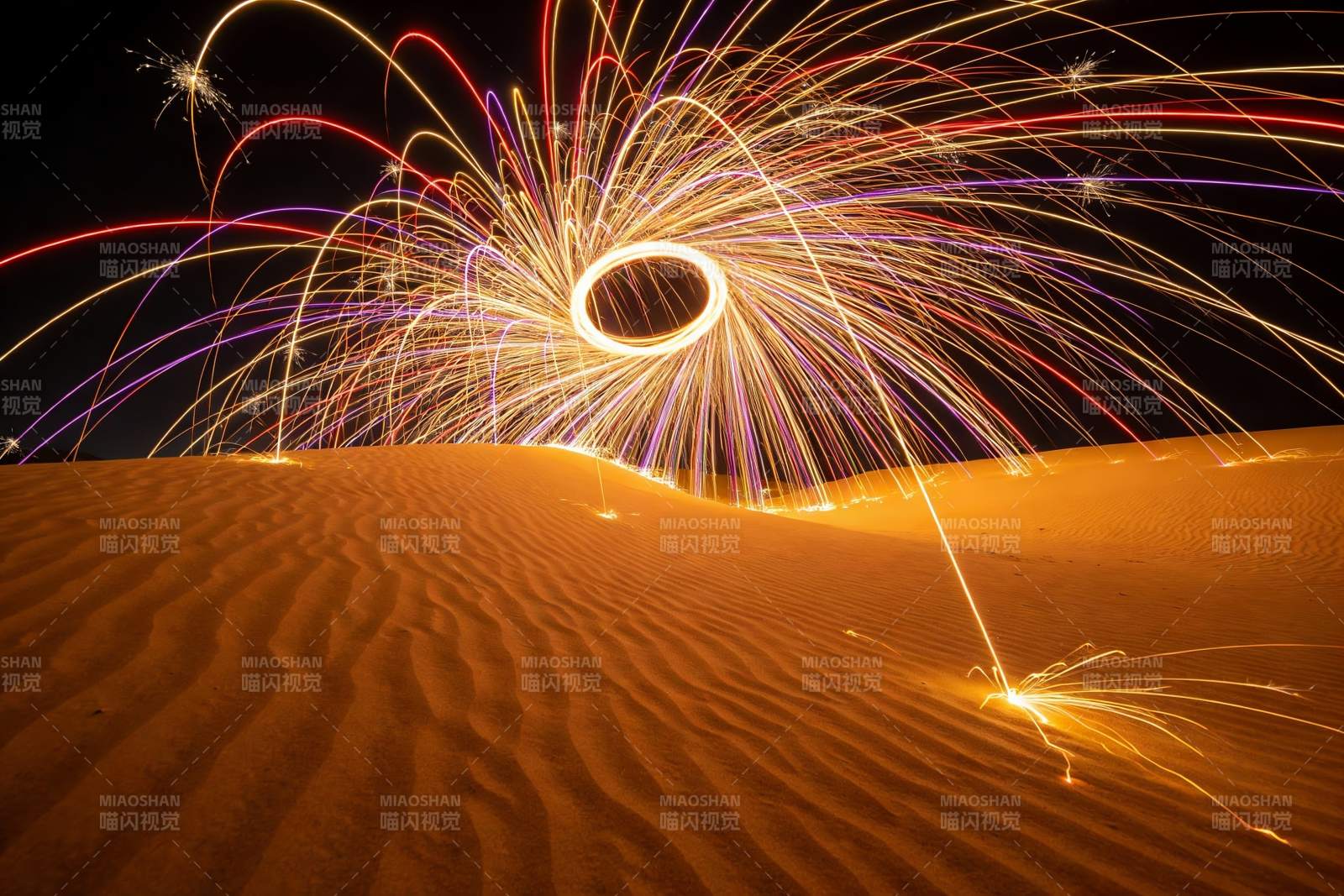 沙漠夜空烟花绽放光影绚丽图片