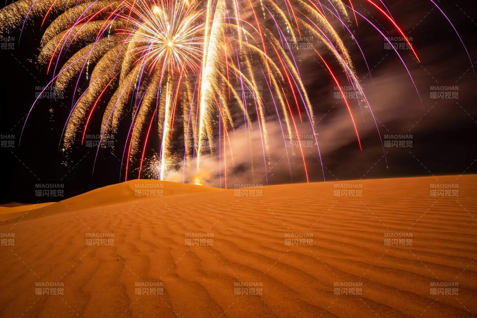 沙漠夜空烟花绽放绚丽景象图片