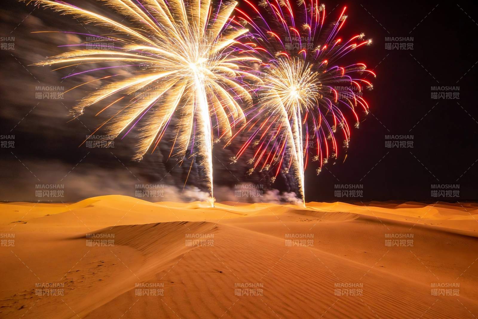 沙漠夜空烟花绽放美景图片