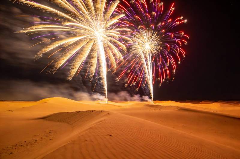 沙漠夜空烟花绽放美景图片