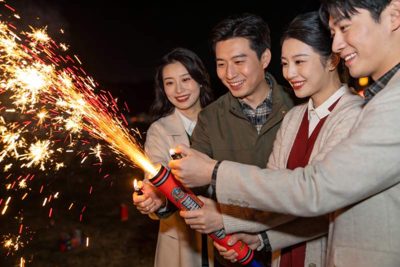 四人手持烟花夜晚欢聚图片