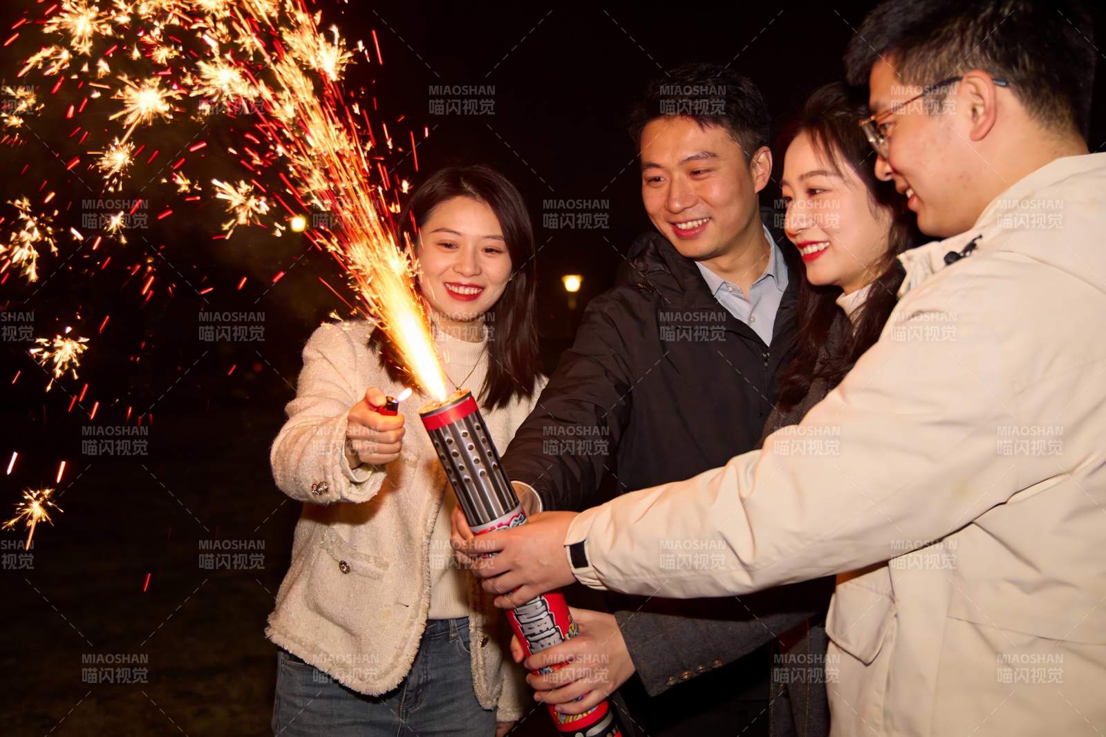 四人手持烟花夜景欢聚图片