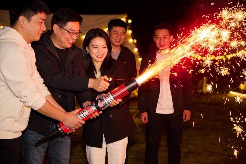 四人手持烟花棒夜间庆祝图片