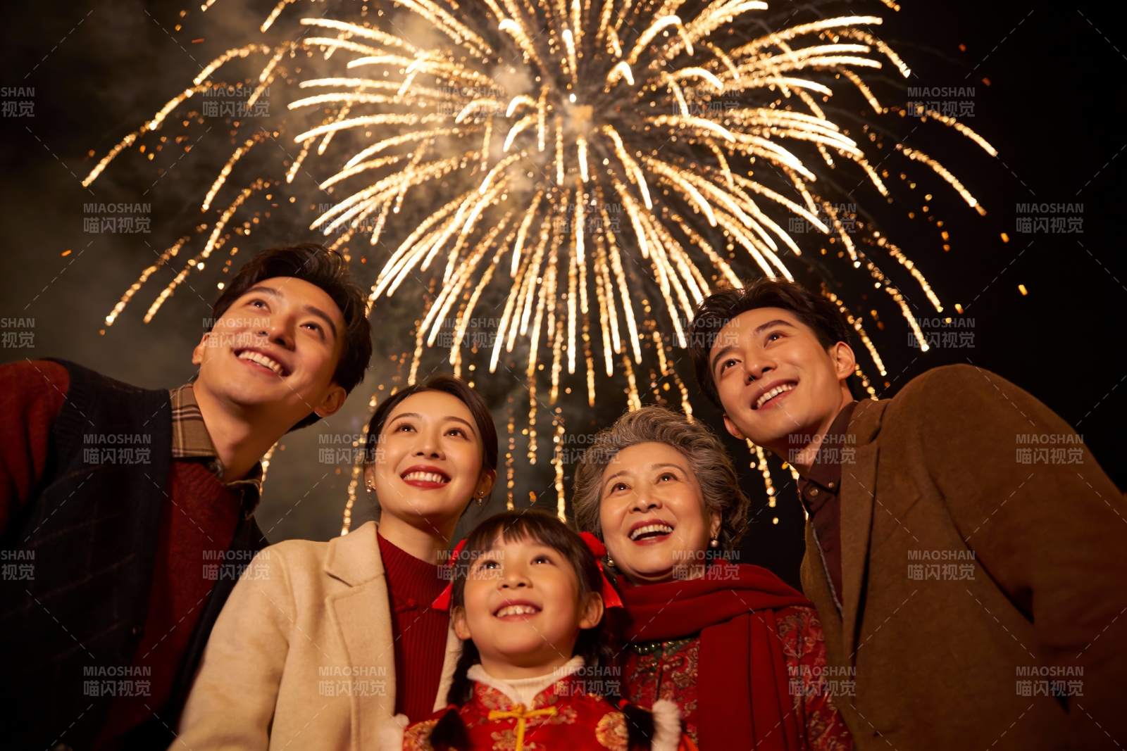 全家夜赏烟花其乐融融图片