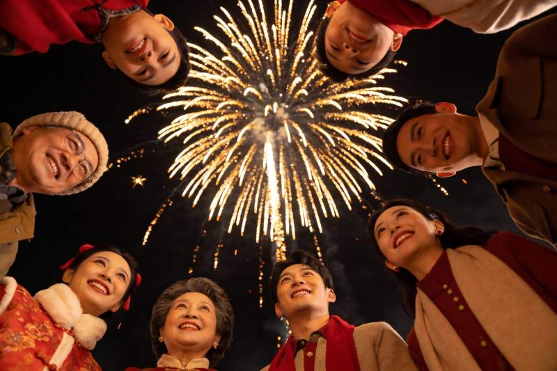 家人仰望夜空烟花欢聚图片