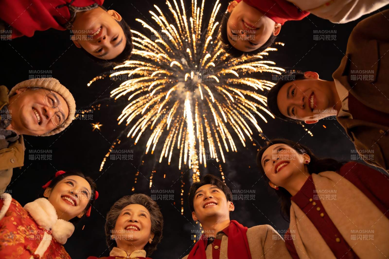 家人仰望夜空烟花欢聚图片