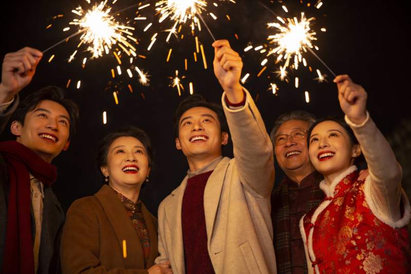家人手持烟花共庆佳节图片