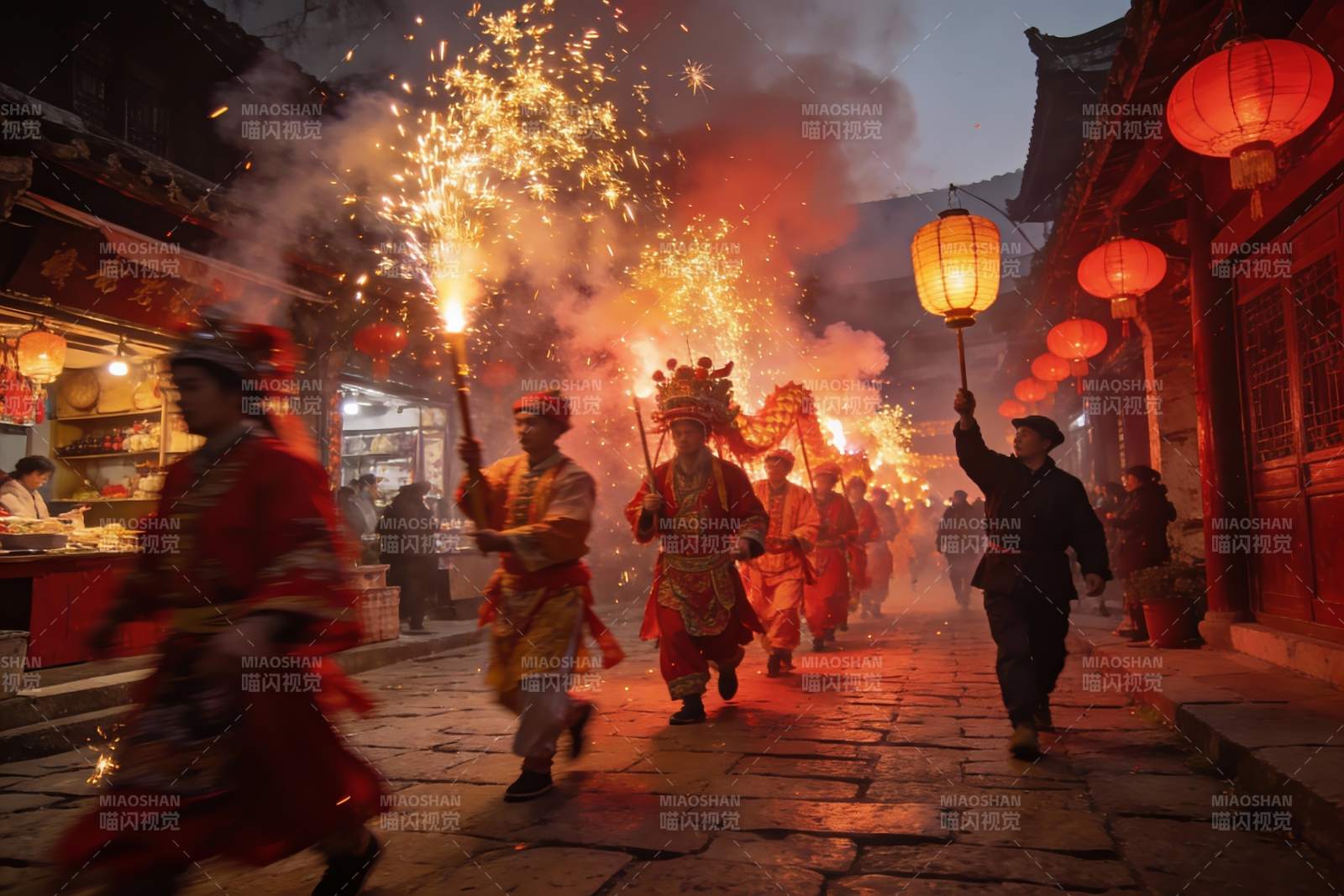 古街夜游人持火把灯笼图片