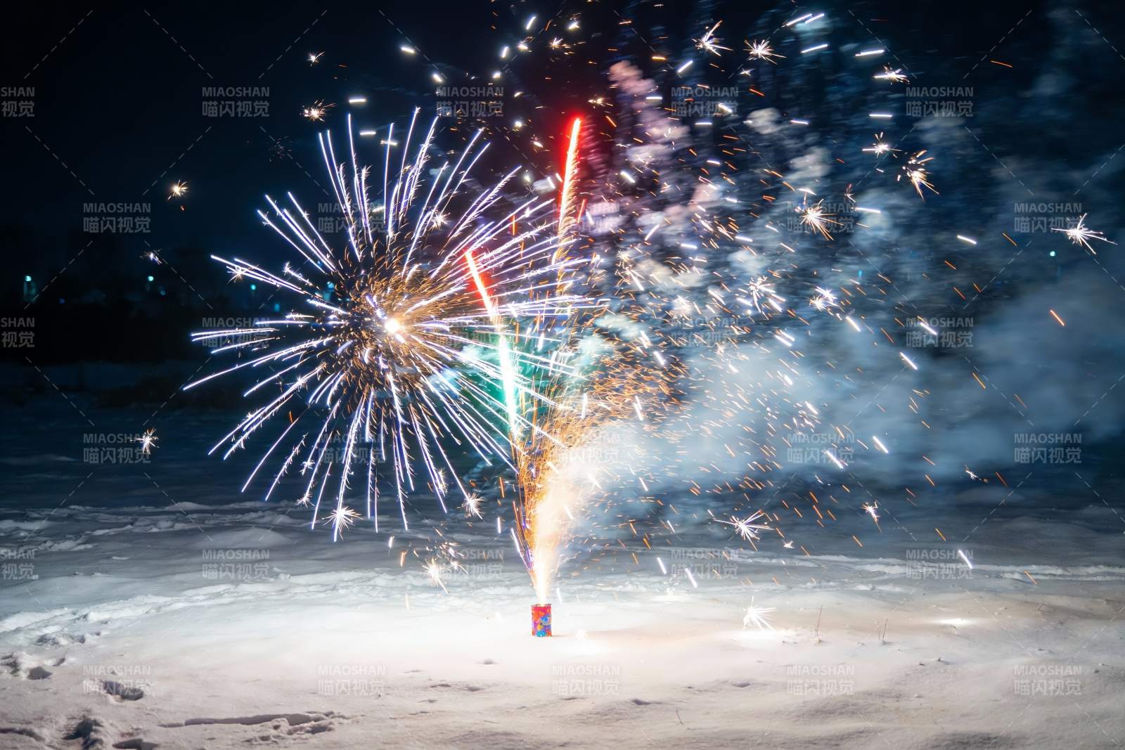 夜雪中绽放的绚丽烟花图片
