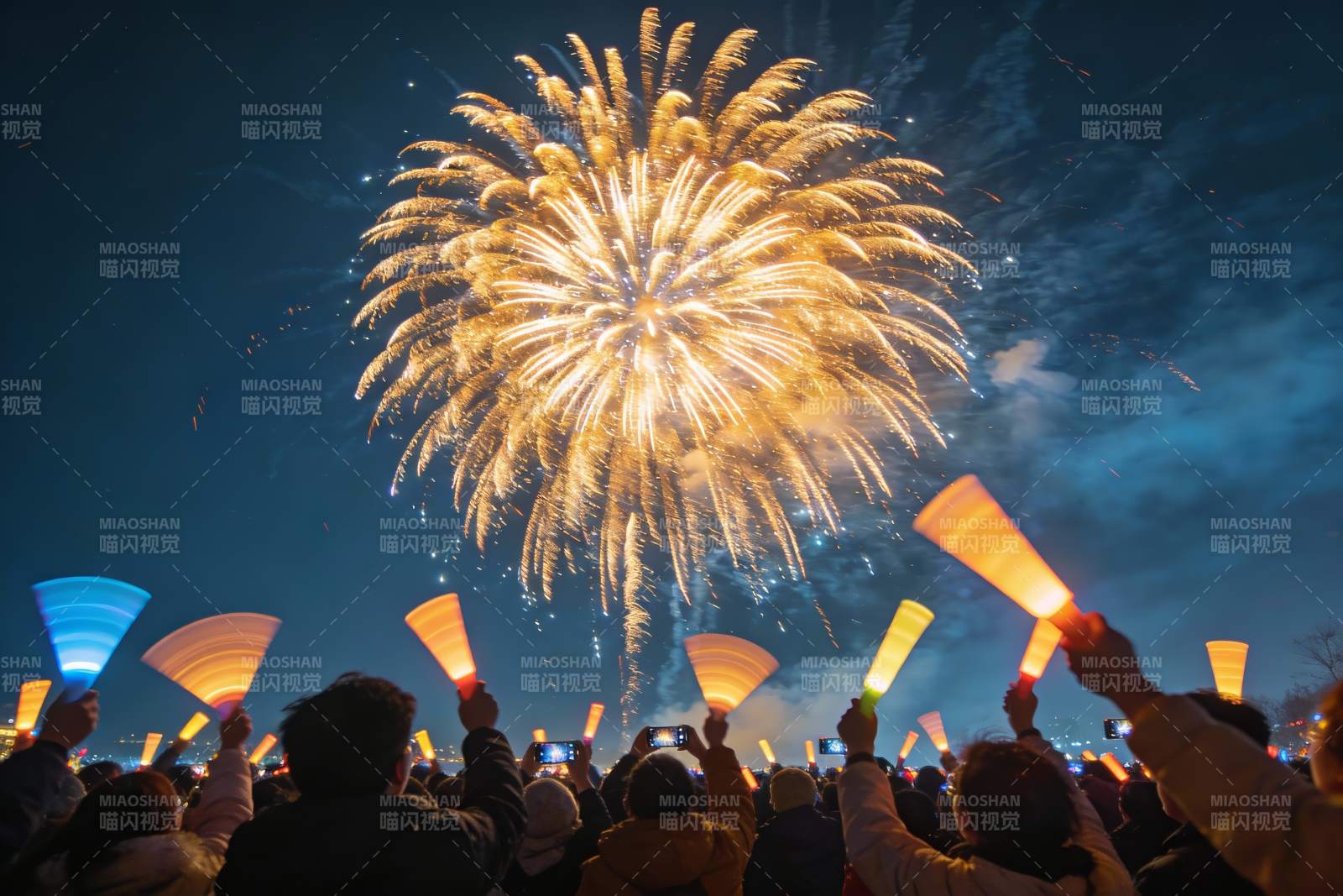 夜空烟花绽放人群手持荧光棒图片