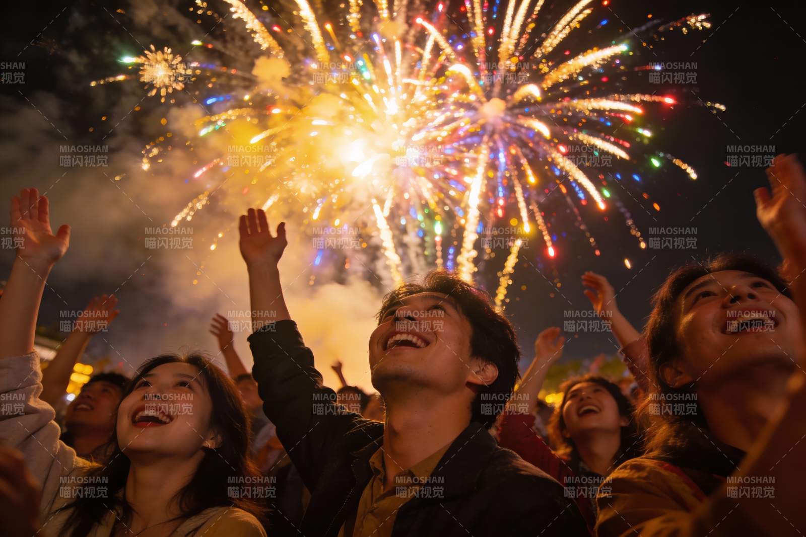 人群仰望夜空烟花绽放图片