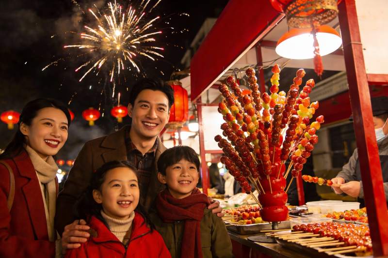 烟花下家庭欢聚夜市糖葫芦图片