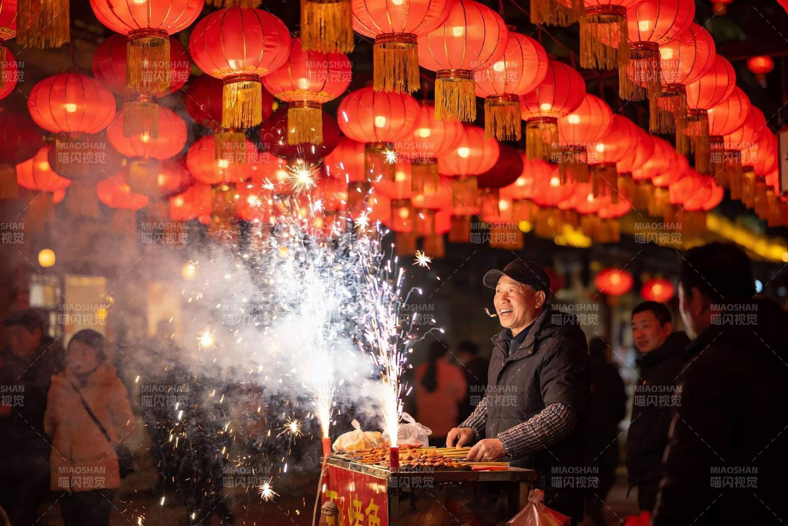 夜市烟火节庆热闹场景图片