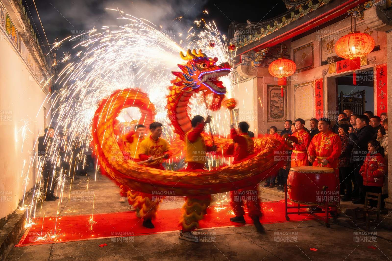 夜幕下舞龙表演热闹非凡图片