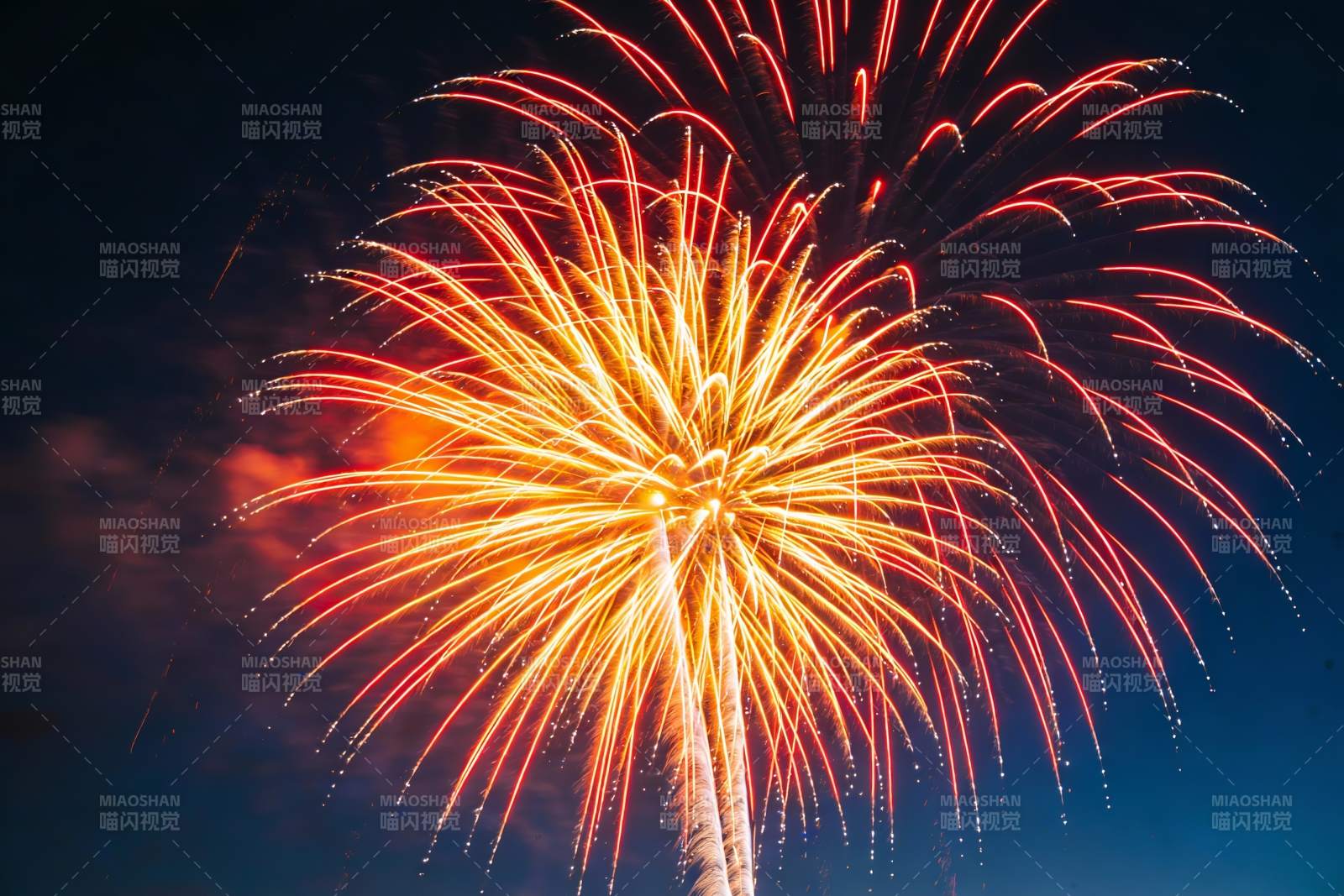 夜空烟花绽放绚丽多彩图片