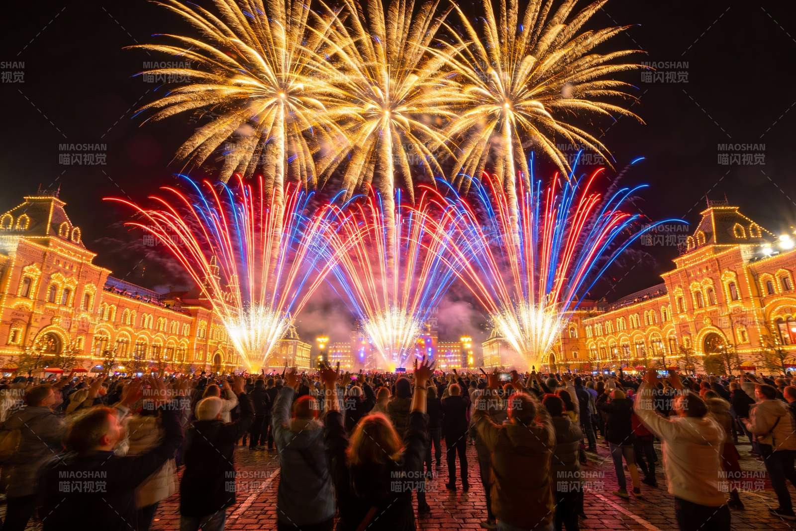 夜空烟花绽放人群欢呼图片