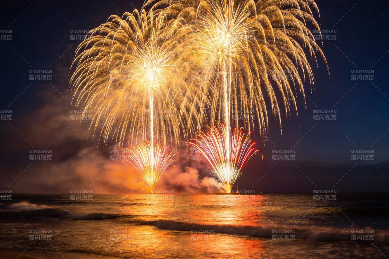 夜空烟花映海面绚丽绽放图片