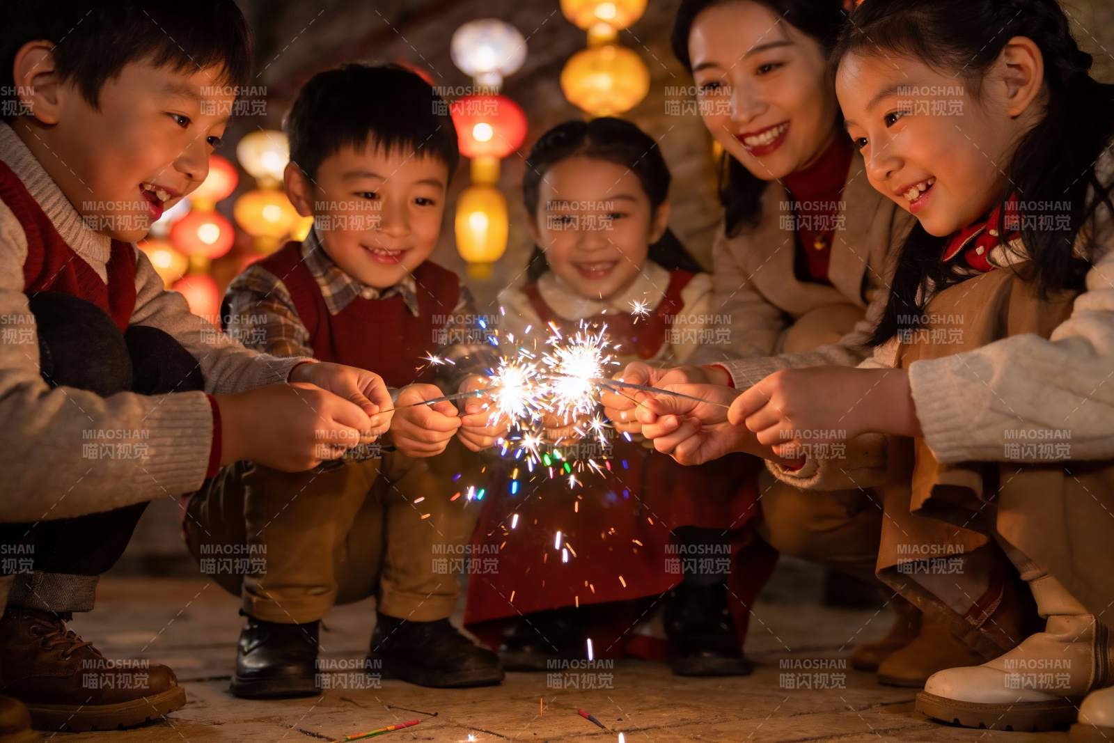 家庭欢聚手持烟花共庆佳节图片