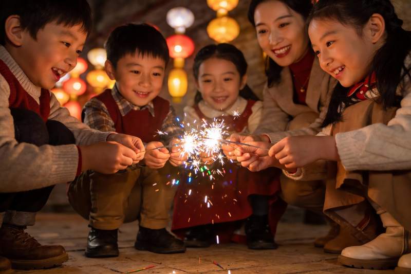 家庭欢聚手持烟花共庆佳节图片