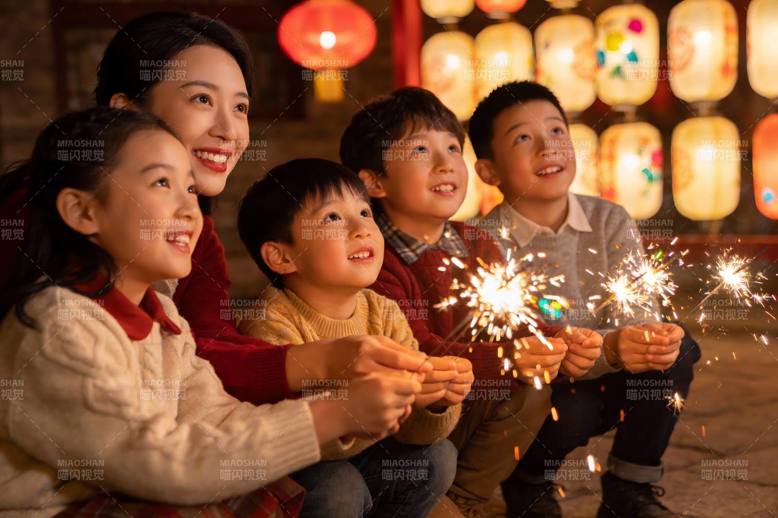 家庭夜晚手持烟花欢聚图片