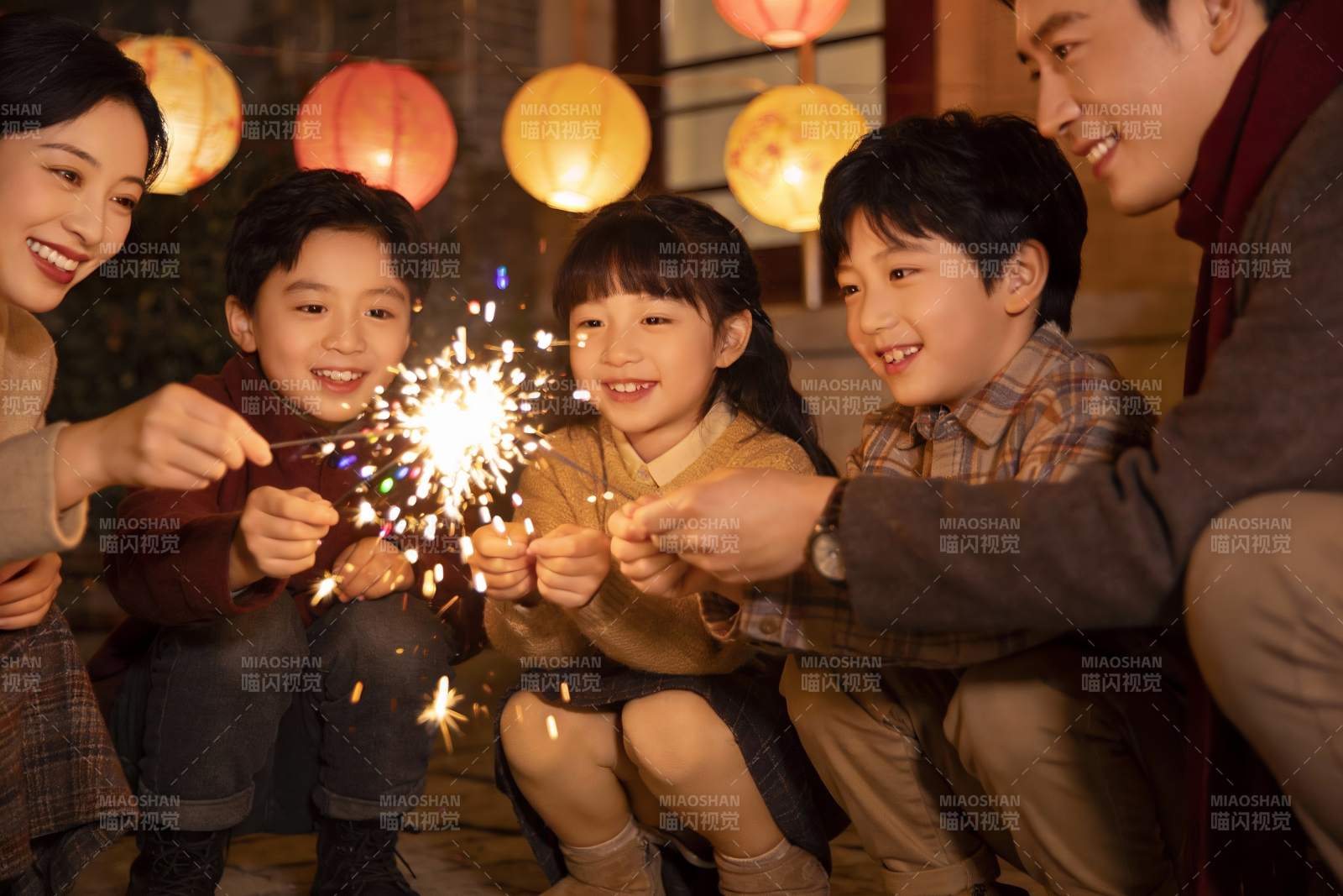 家庭欢聚手持烟花庆祝节日图片