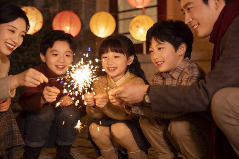 家庭欢聚手持烟花庆祝节日图片