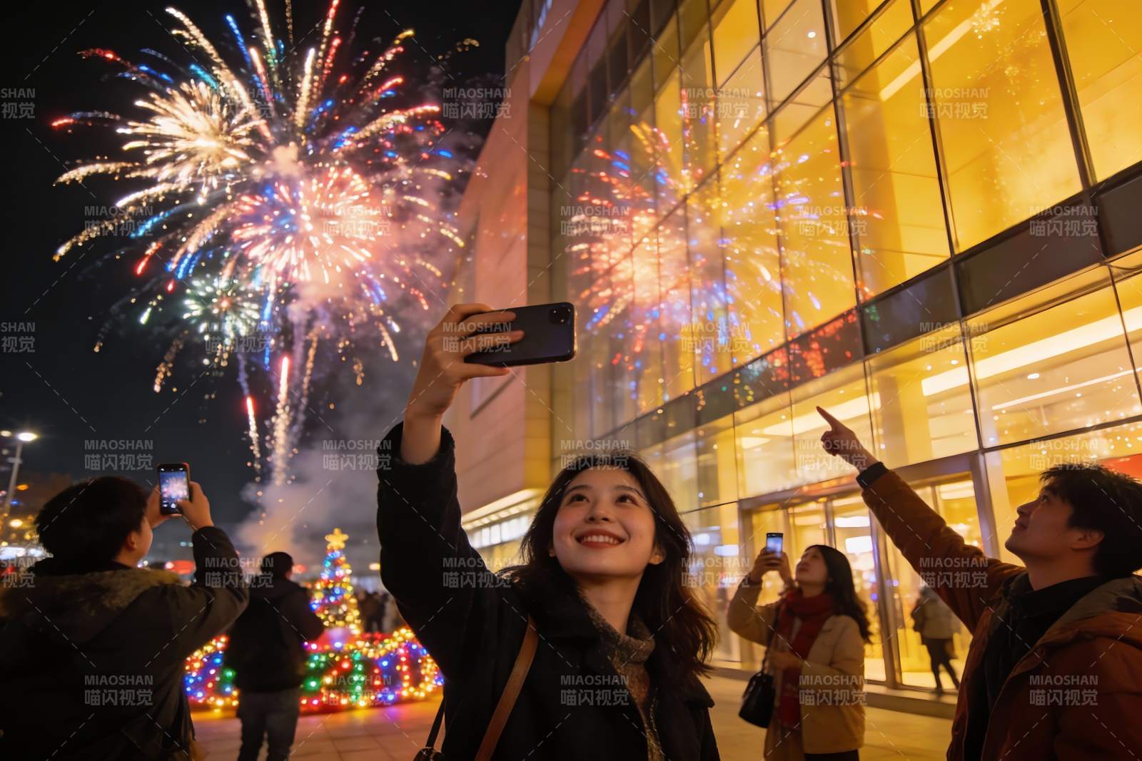 夜景烟花下人群自拍欢庆图片