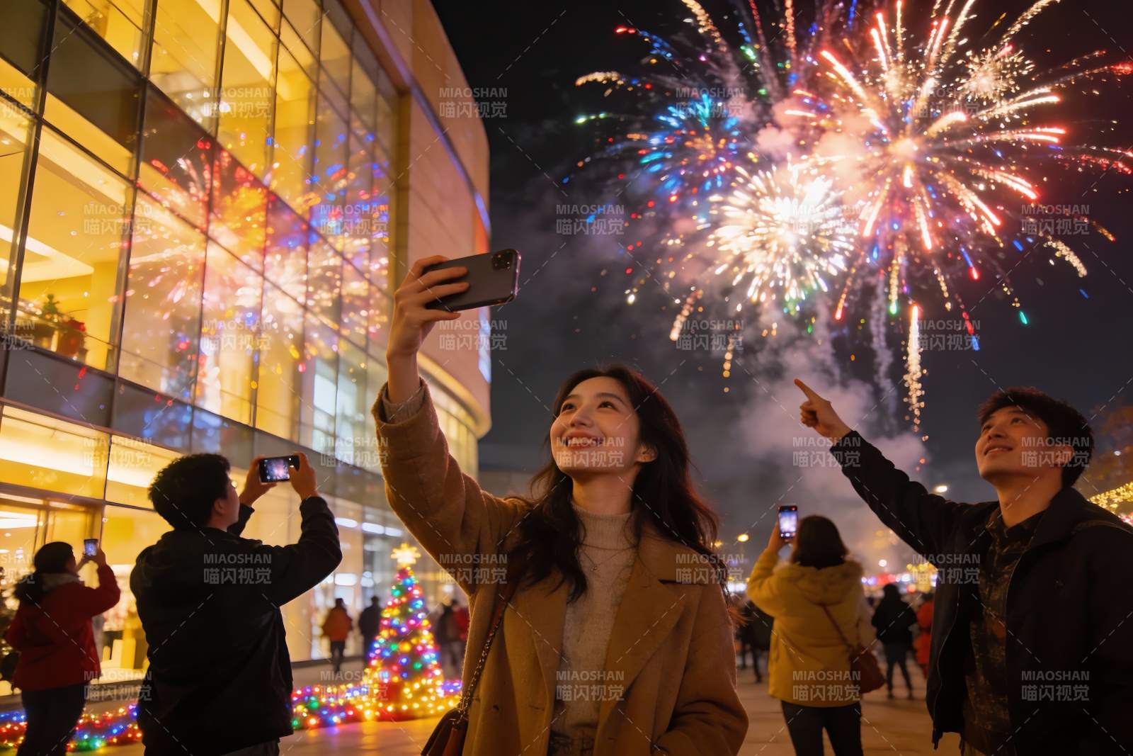 夜景烟花下人群自拍欢庆图片