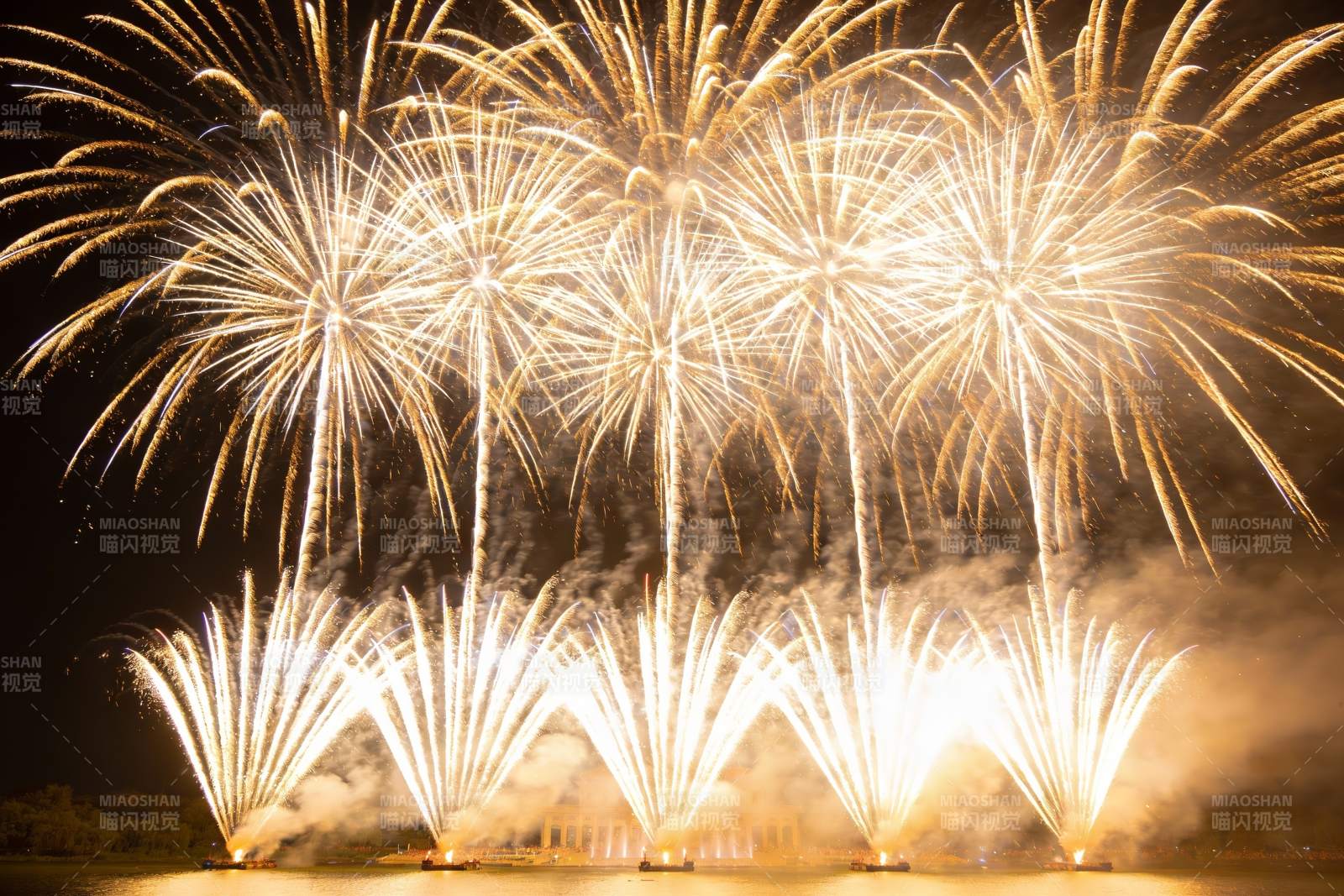 夜空烟花绽放绚丽景象图片