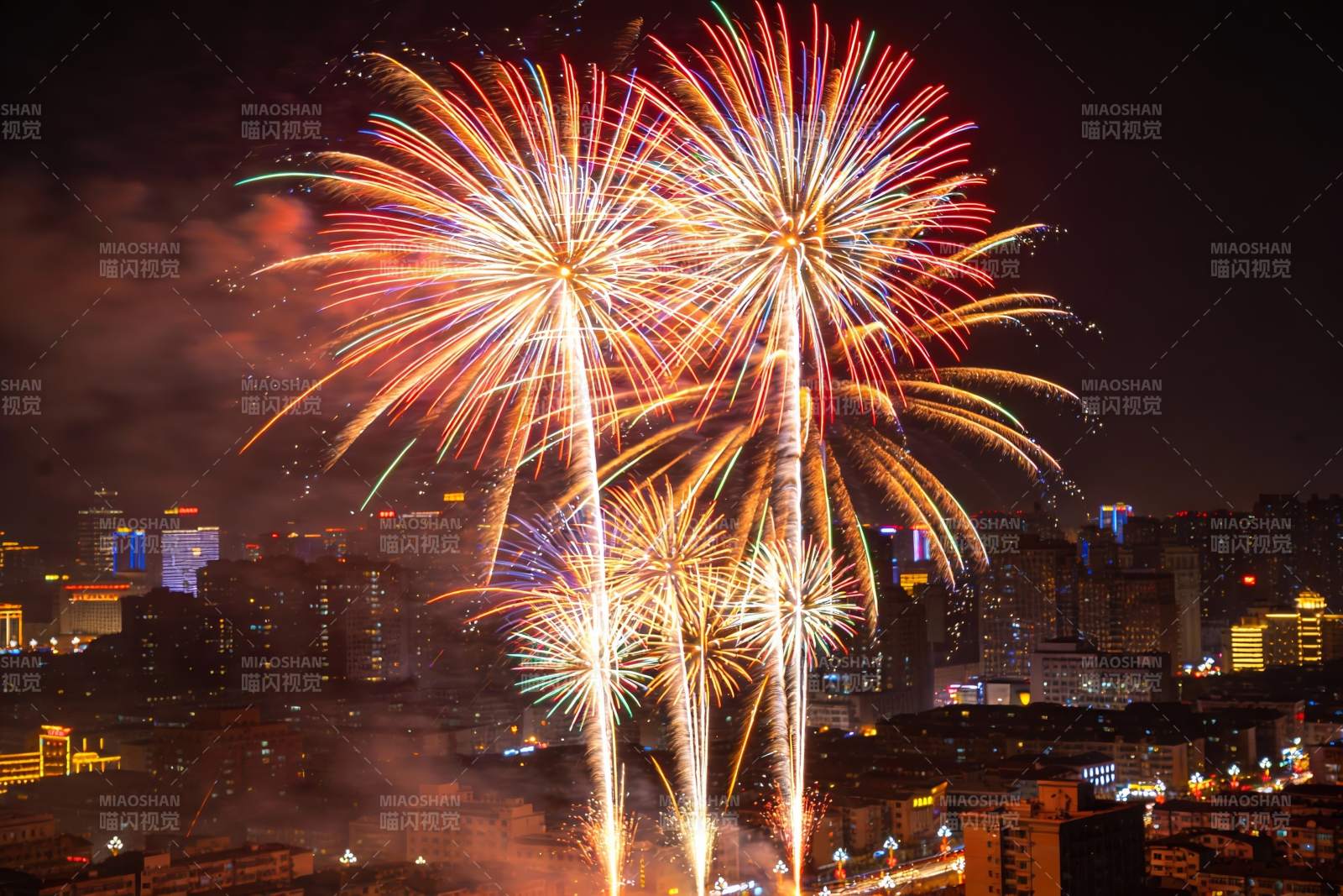 夜空城市烟花绽放绚丽景象图片