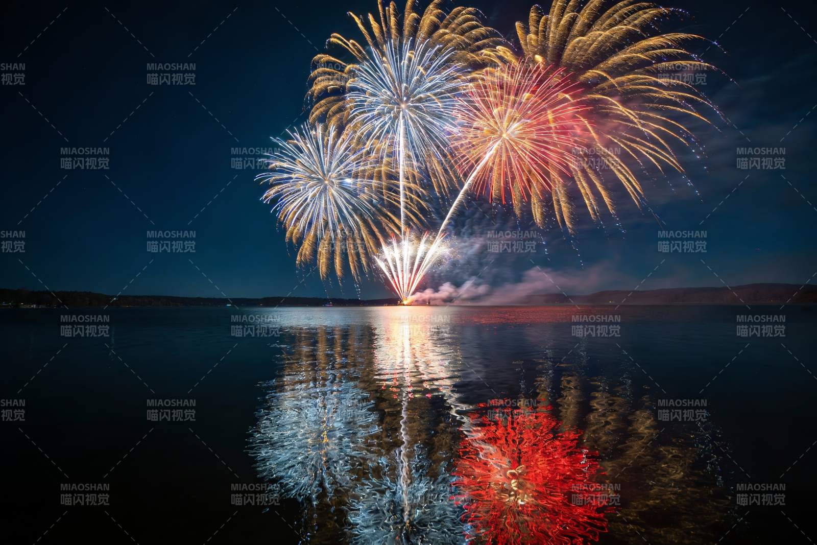 夜空烟花倒映湖面绚丽绽放图片
