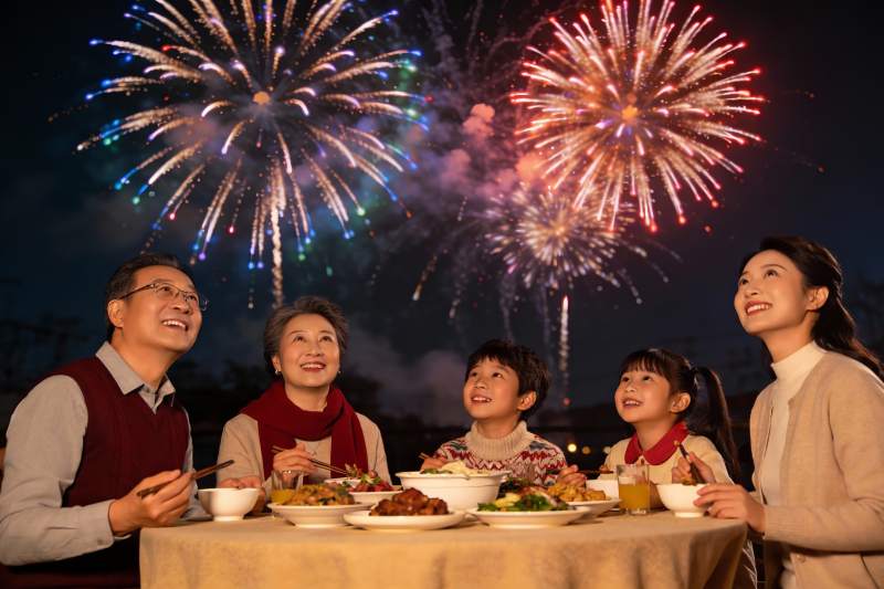 家人夜宴烟花璀璨共庆团圆图片