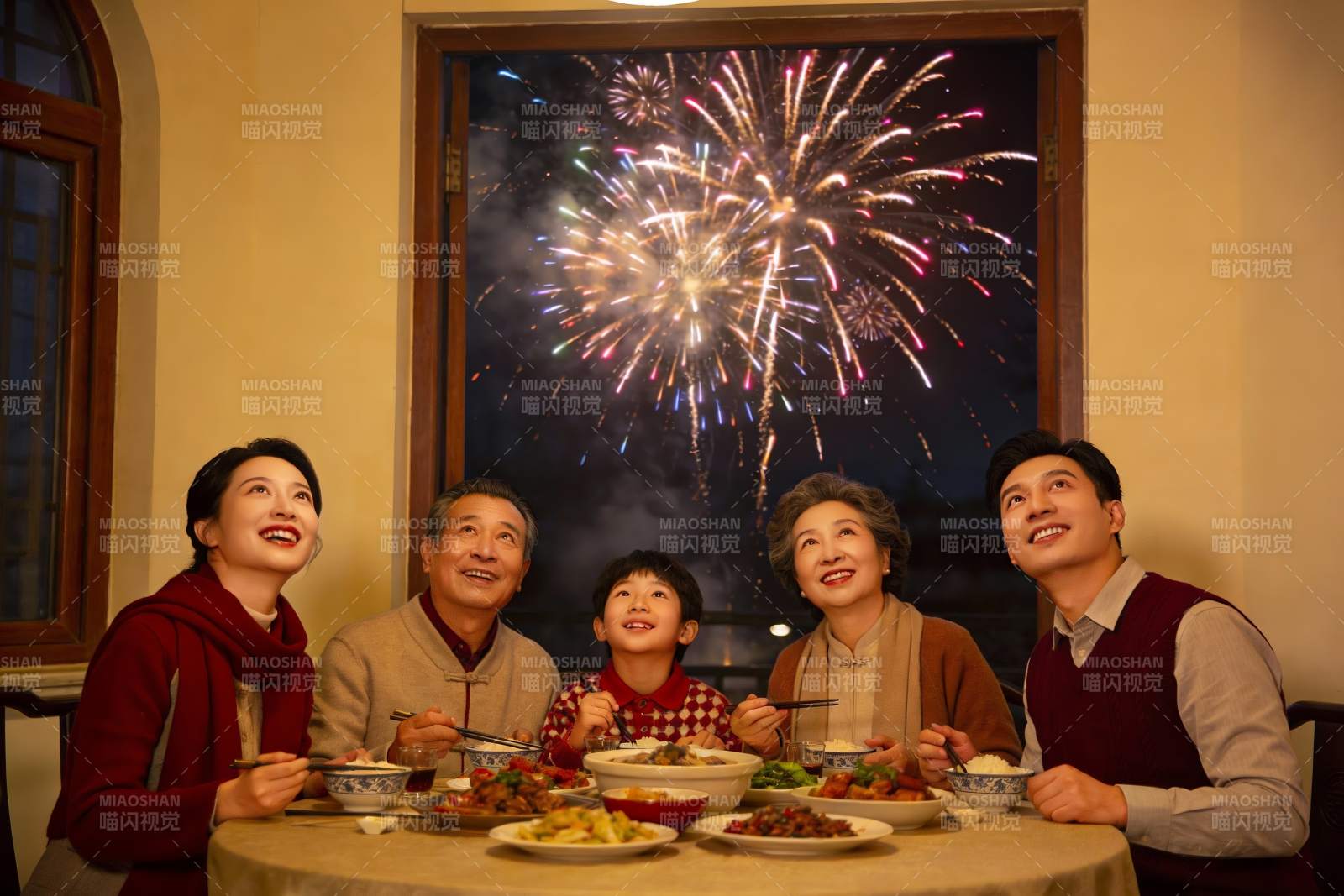 家人聚餐赏烟花其乐融融图片