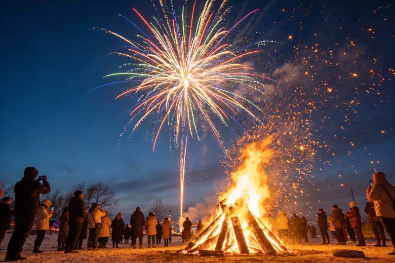 夜空烟花与篝火人群图片