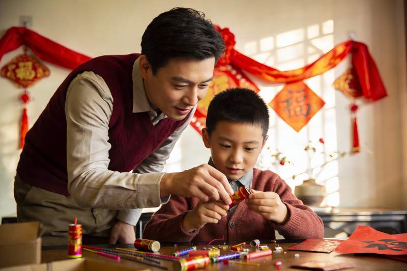 父子共制鞭炮迎新春图片