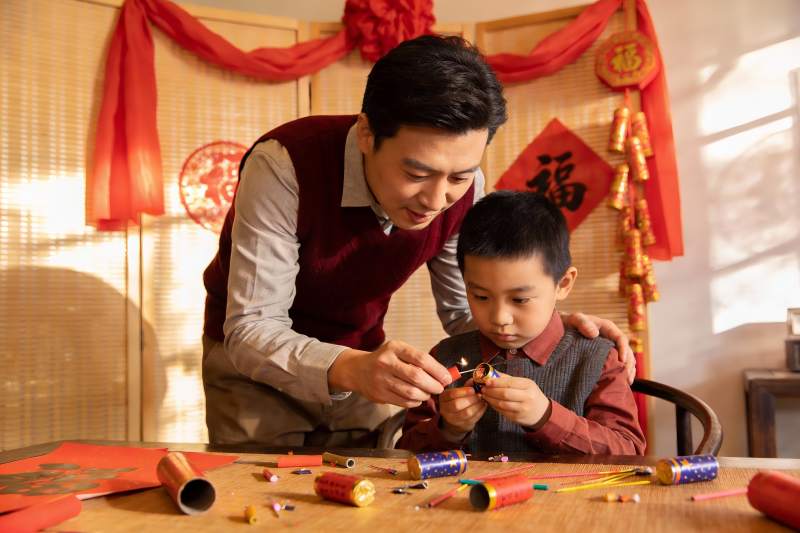 父子室内制作烟花庆祝节日图片