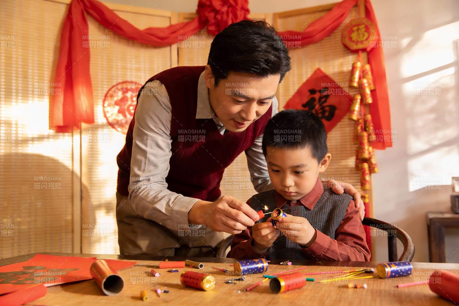 父子室内制作烟花庆祝节日图片
