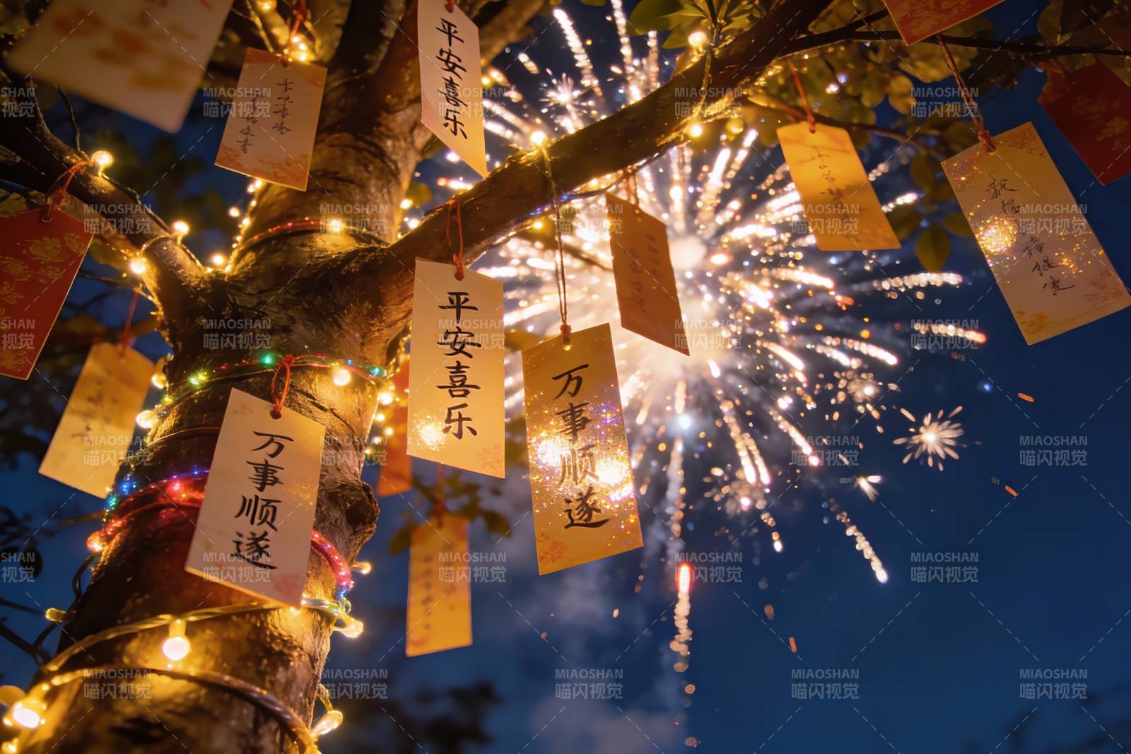 烟花树挂祈福牌夜景图片