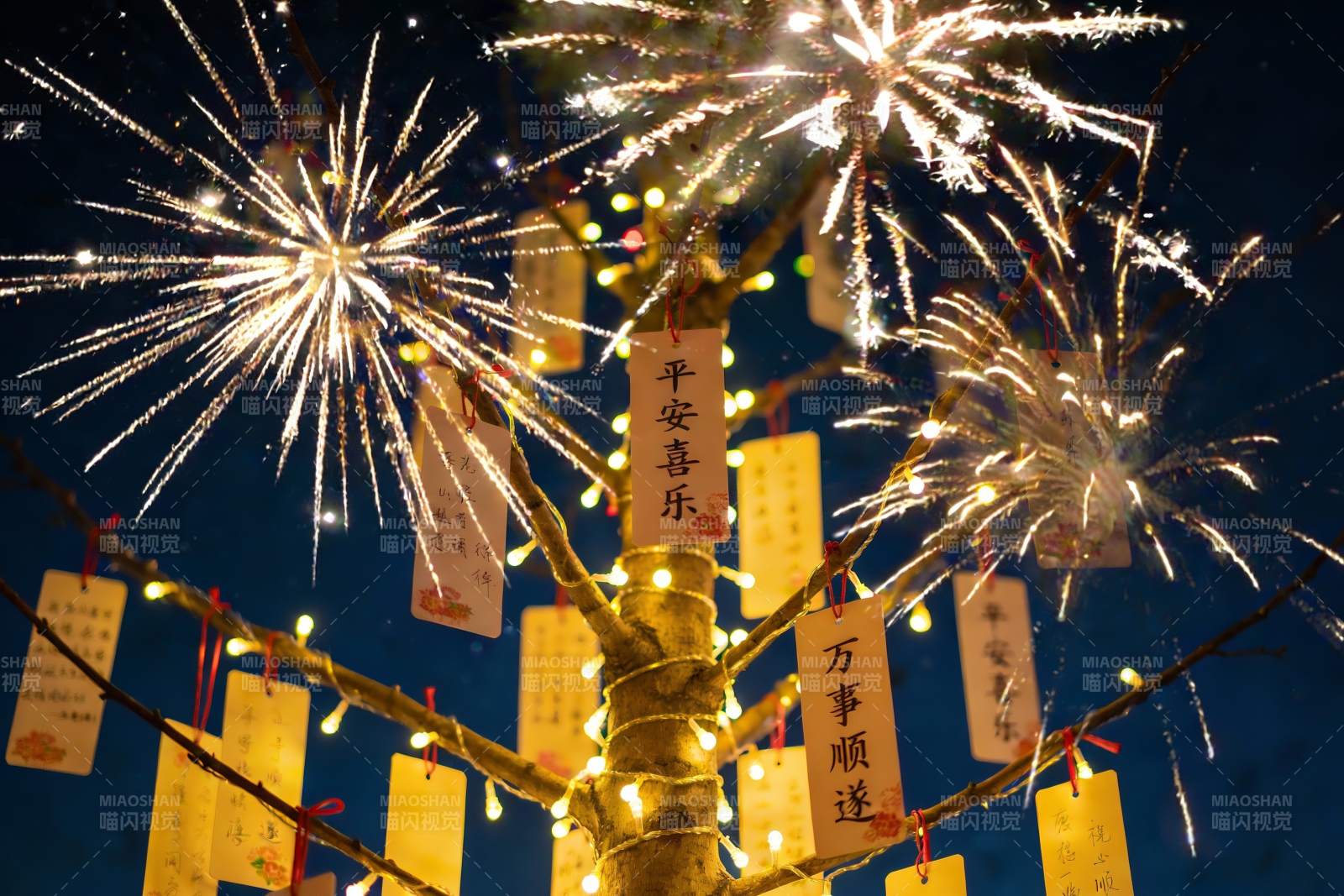 夜空烟花树挂满祈福牌图片