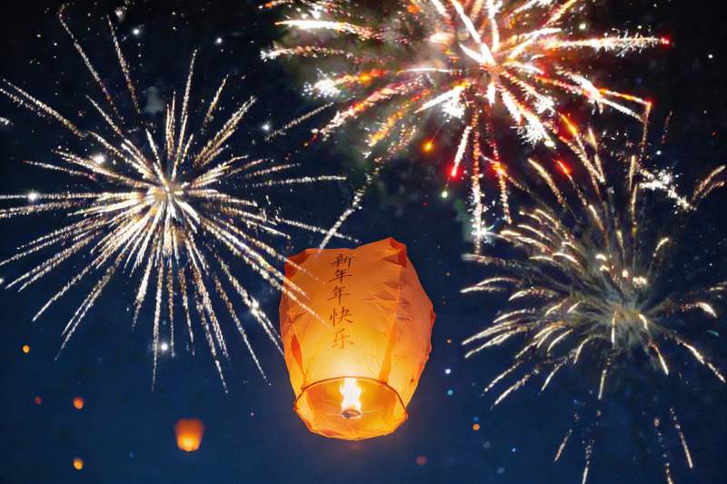 夜空烟花孔明灯共庆新年图片