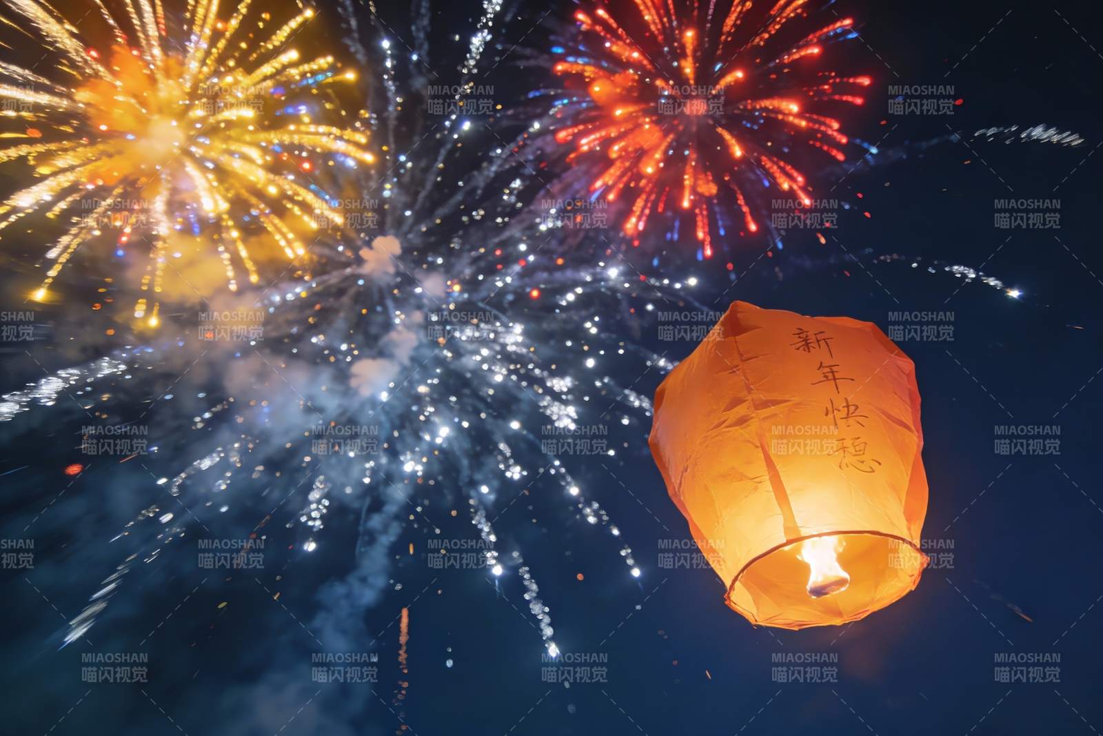 夜空烟花孔明灯共庆新年图片
